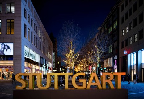 Night shot logo lettering STUTTGART people, passers-by, Königsstraße, Schlossplatz, pedestrian