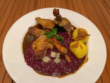 Half duck, red apple cabbage, dumplings, pear, on plate, food, Stuttgart, Baden-Württemberg,