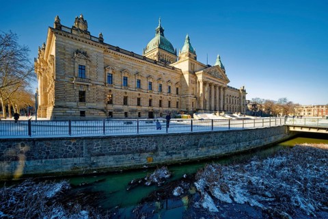 Pleißemühlgraben in front of the Federal Administrative Court, former Reichsgericht, in winter with