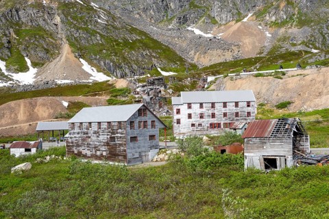 Building of the former Gold Mine Independence Mine in mountainous landscape, Independence Mine