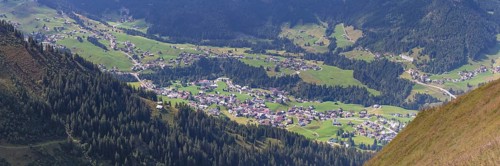 Panorama from the Fellhorn mountain trail, 2037 m, to Söllereck, 1706 m, to Mittelberg in