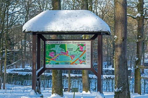 Snowy information board, winter, snow, Sieversen, Samtgemeinde Rosengarten, Lower Saxony, Germany