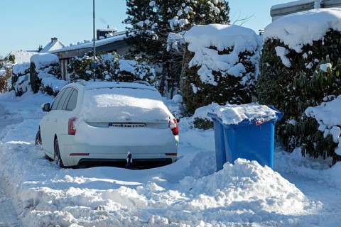 Snowy car, garbage cans, winter, snow, Sieversen, Samtgemeinde Rosengarten, Lower Saxony, Germany