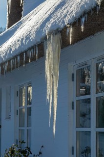 Icicles on a house roof, snow, winter, ice, Sieversen, Samtgemeinde Rosengarten, Lower Saxony,