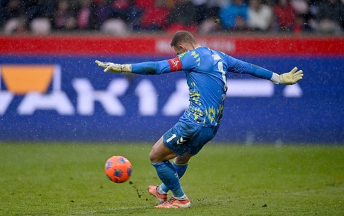 Goalkeeper Marvin Schwäbe 1. FC Koeln KOE (01) Action kick off snow, snow drift, winter,