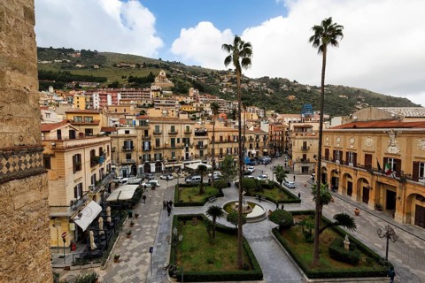 View of green areas, tall palm trees and fountains, Piazza Vittorio Emanuele, City Hall, Monreale,