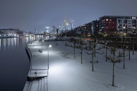 Snowfalls and freezing temperatures have transformed the banks of the Main and Frankfurt banking