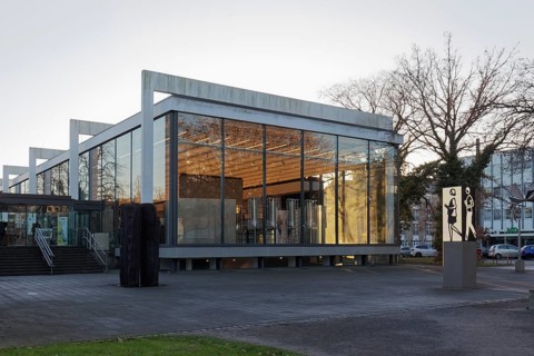 Lehmbruck-Museum, illuminated glass hall, twilight, Duisburg, North Rhine-Westphalia, Germany