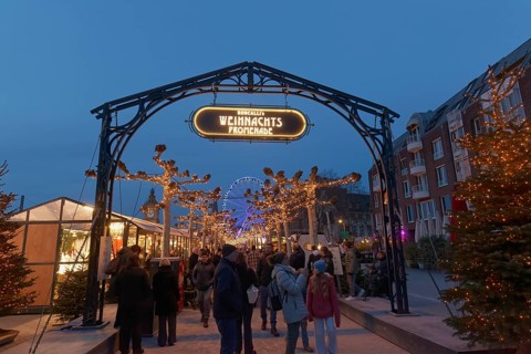 Christmas market in Düsseldorf's old town, Roncalli's Christmas promenade, evening, Düsseldorf,