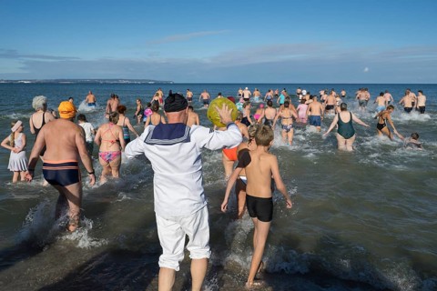 Swimmers run into water to bathe, tourist attraction Binzer Abbaden, Binz, seaside resort, Rügen