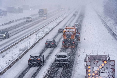 The onset of winter in North Rhine-Westphalia, heavy snowfall, A3 motorway near Hilden, near