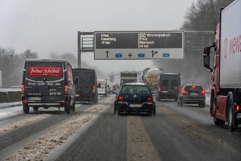 The onset of winter in North Rhine-Westphalia, heavy snowfall, driving on the A3 motorway near