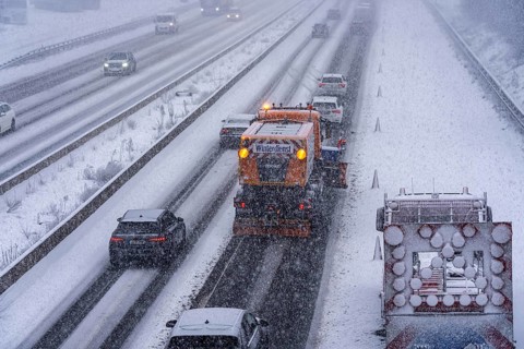 The onset of winter in North Rhine-Westphalia, heavy snowfall, A3 motorway near Hilden, near