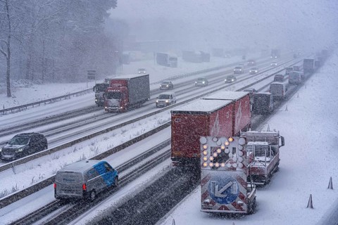 The onset of winter in North Rhine-Westphalia, heavy snowfall, A3 motorway near Hilden, near