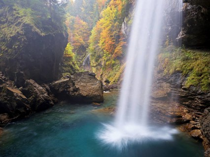 Waterfall mountain list in autumn-colored surroundings, Linthal, Klausenpass, Canton of Glarus,