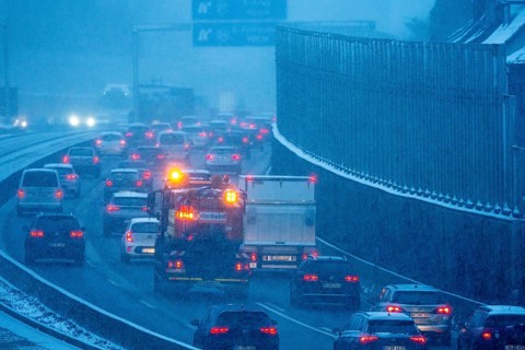 Winter maintenance, spreading vehicle, winter weather, motorway traffic, A40 motorway,