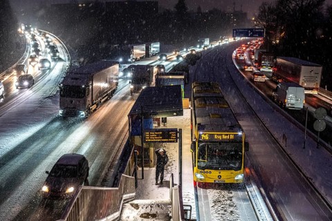 Winter weather, motorway traffic, A40 motorway, Ruhrschnellweg, in Essen, at the Essen-Ost motorway