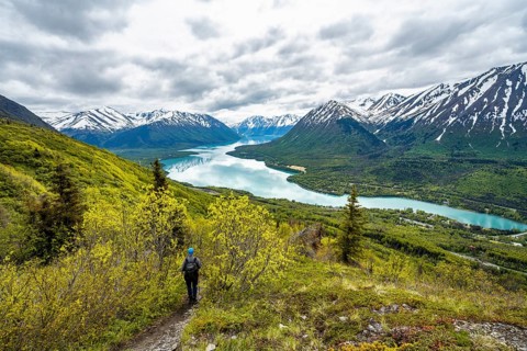 Climbers on a hiking trail, Slaughter Ridge Trail, view of snowy mountains in spring and turquoise