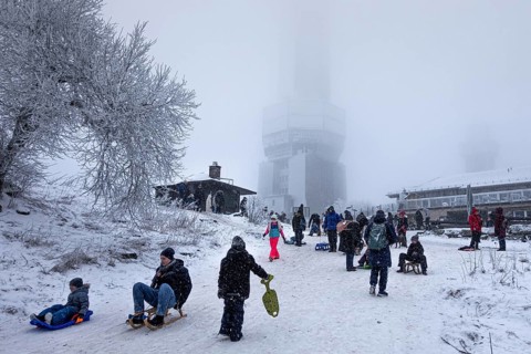 After the snowfall of the last few days, many people have come to the Großer Feldberg in the Taunus