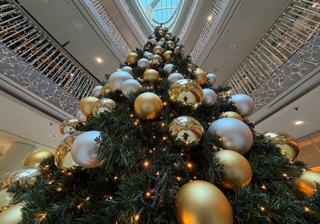 Stilwerk Düsseldorf, interior view, Christmassy decorated elliptical atrium with surrounding