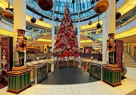 Schadow arcades, elegant shopping center with Christmas decorations and a large Christmas tree