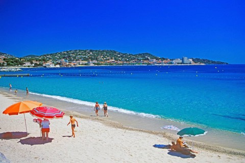 Beach, people, umbrellas, Mediterranean, St-Maxime, Côte d'Azur, southern France, June 1999,
