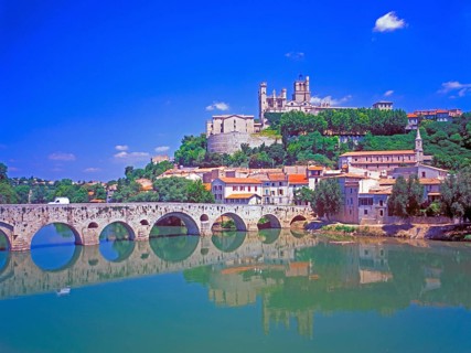 Pont Vieux, Orb river, cathedral, Béziers, Hérault departments, southern France, June 1999,