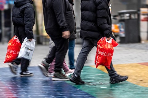 Pedestrian zone, passers-by hurrying, shopping between the years, exchanging, shopping bags,