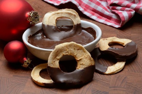 Apple rings, coated with chocolate, chocolate glaze in bowl