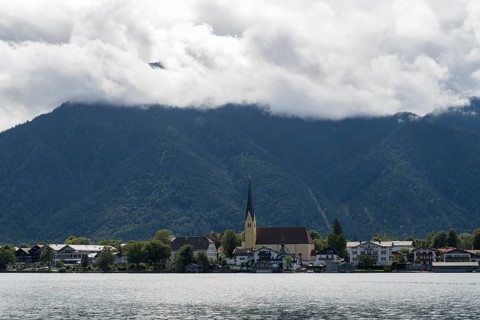 View from the Point peninsula of the district of Egern, parish church of St. Lawrence, behind