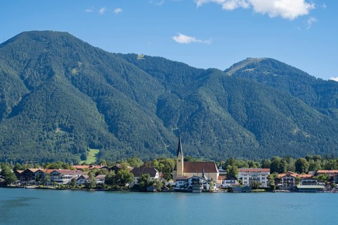 View from Point of the village with the parish church of St. Lawrence, behind Wallberg,