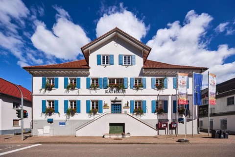 Town Hall, flags on flagpoles, 750 years of Gutach Schwarzwaldbahn, The home of the Bollenhut, ...