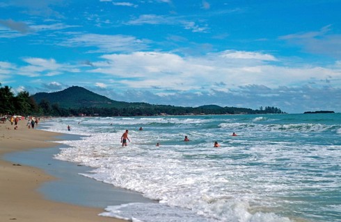 People, sea, surf, Chaweng Beach on Ko Samui, Thailand, December 2002, vintage, retro, old,