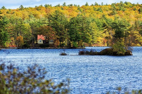 Cottage on the shore of a lake, autumn leaves, Indian Summer, Maine, New England, USA