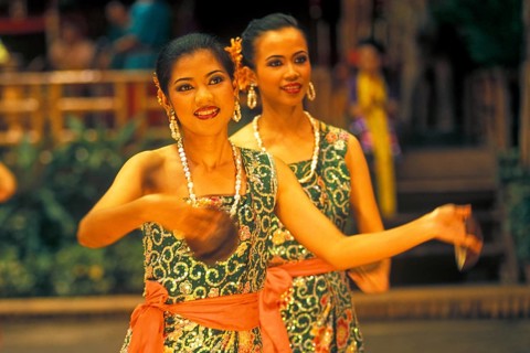 Performance of traditional dances in the Rose Garden near Bangkok, Thailand, December 2002,