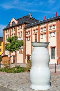 Sculpture in the form of a vase, art installation One Million by artist Uli Aigner, Purple Path art