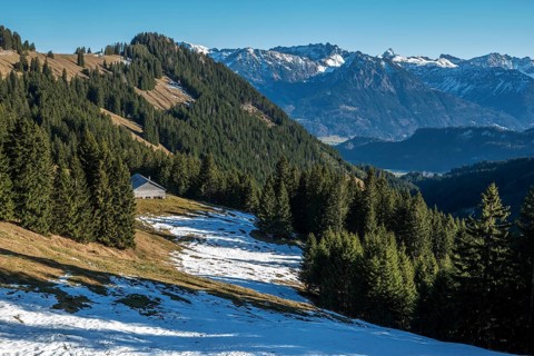 View from the high-altitude hiking trail from Bolsterlanger Horn to Riedberger Horn, snow-capped
