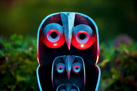 Illumination of an owl-like object during the HerbstlichtGarten event in Sauerlandpark in the