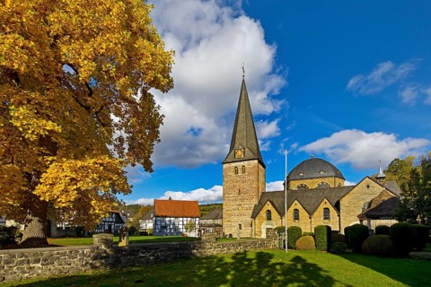 Pfarrkirche Sankt Blasius im Herbst, Balve, Sauerland, North Rhine-Westphalia, Germany