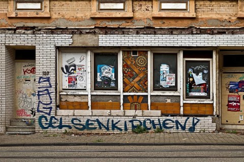 Decaying façade smeared with graffiti, scrap property in a difficult district, Gelsenkirchen, Ruhr
