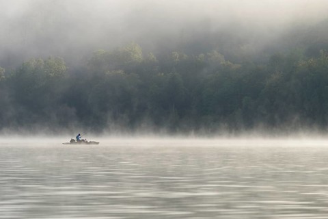 Hennesee, fog, rising clouds of fog, anglers in the boat, Hennetalsperre, Sauerland-Rothaargebirge