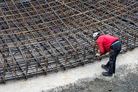Assembly of reinforcing steel for the reinforced concrete foundation of a wind turbine, a mesh of