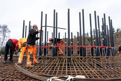 Assembly of reinforcing steel for the reinforced concrete foundation of a wind turbine, a mesh of