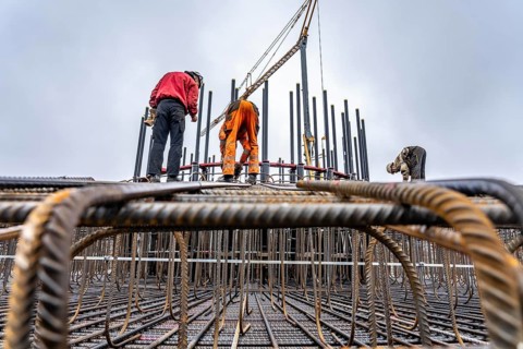 Assembly of reinforcing steel for the reinforced concrete foundation of a wind turbine, a mesh of