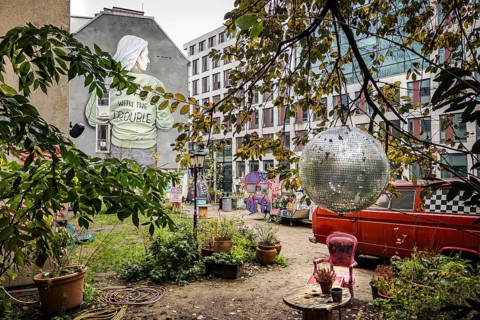 Trendy district with graffiti and installations in the Gängeviertel, Neustadt, Hamburg