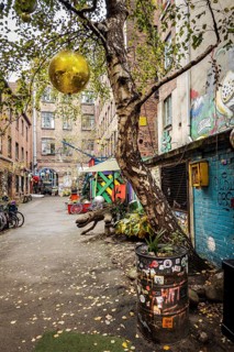 Trendy district with graffiti and installations in the Gängeviertel, Neustadt, Hamburg