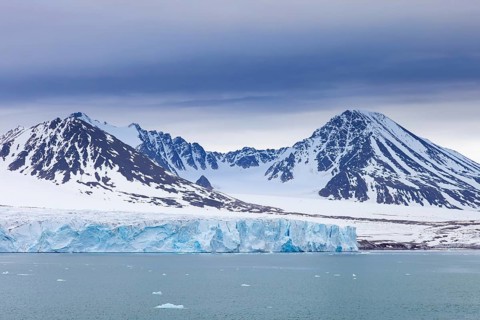 Lilliehöökbreen glacier in summer debouching into Lilliehöök Fjord, Lilliehöökfjorden, branch of