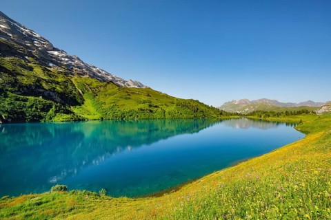 Engstlensee near Engstlenalp with Rothorn and Glogghues in the background, Canton of Bern,