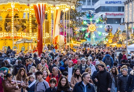 Busy shopping street in Stuttgart. On the first weekend of Advent, visitors flock through the