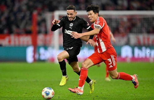 Duel, action Min-jae Kim FC Bayern Munich FCB (03) against Mathias Pereira Lage FC St. Pauli (28)